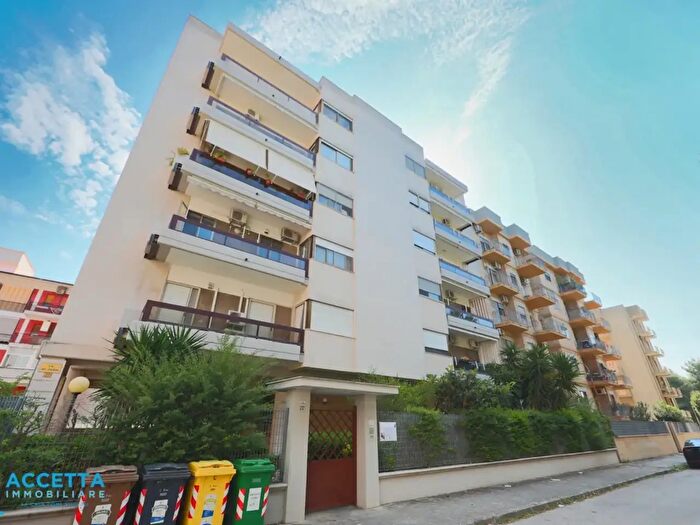 Appartamento quadrilocale in vendita in Via Lago Trasimeno, Taranto