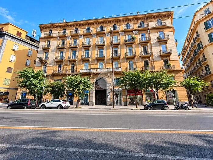 Appartamento trilocale in vendita in Corso Umberto, Napoli