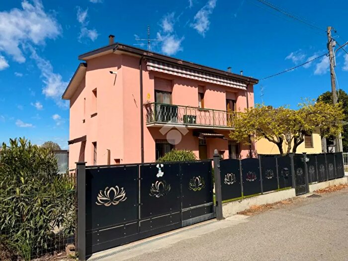 Casa con 6 locali in vendita in Via Romera Vecchia, Broni