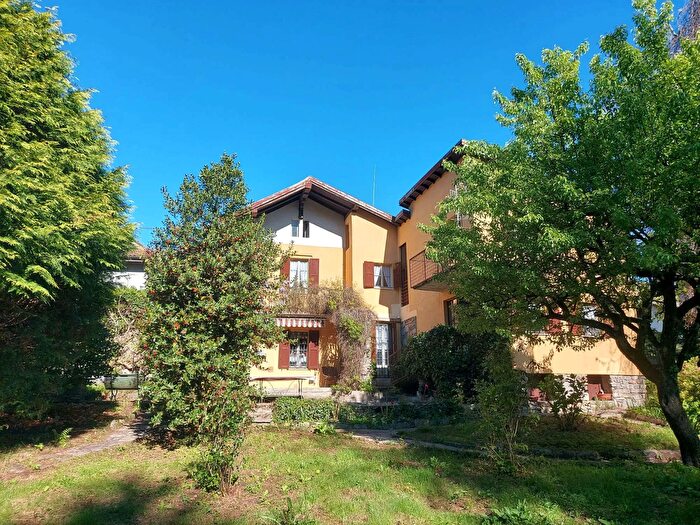 Casa con 6 locali in vendita in Marchirolo