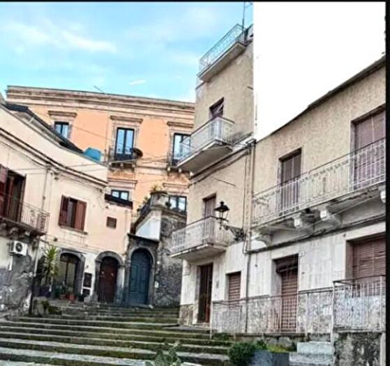 Casa con 5 locali in vendita in Piazza Enrico Cimbali, Bronte