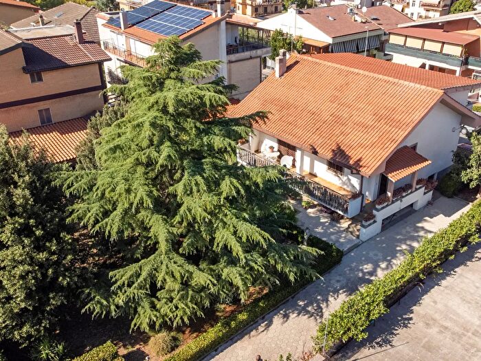 Appartamento con 5 locali in vendita in Via Torregrotta, Roma