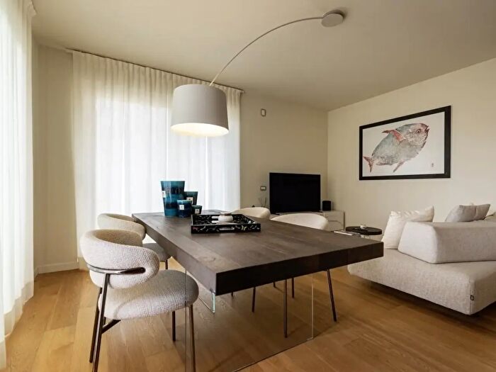Appartamento con 8 locali in vendita in Via Vittorio Veneto, Camaiore