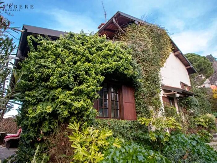 Casa con 6 locali in vendita in Via Postale Vecchia, Luvinate