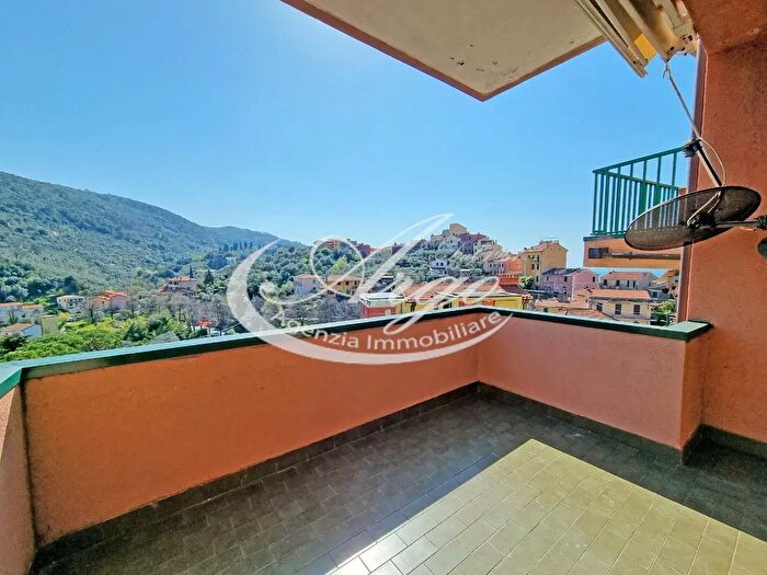 Appartamento trilocale in vendita in Pugliola, Lerici