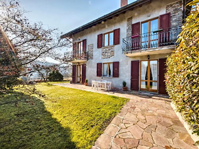 Casa con 6 locali in vendita in Via del Cattel, Luino