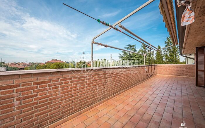 Appartamento con 6 locali in vendita in Via Mortara, Modena