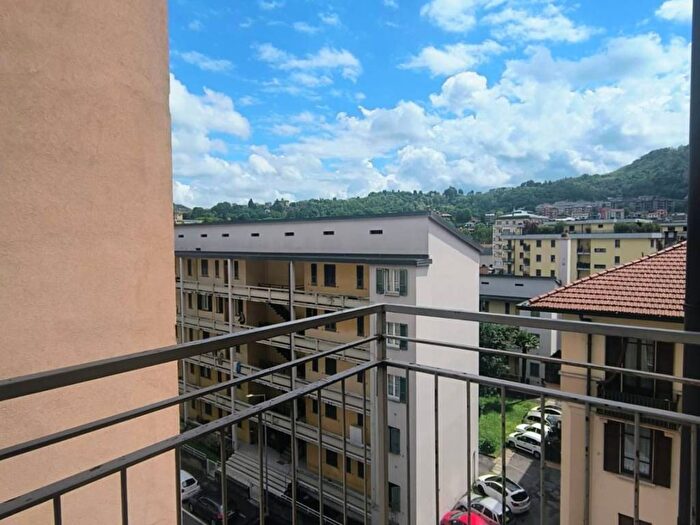 Appartamento trilocale in affitto in Borghi, Como