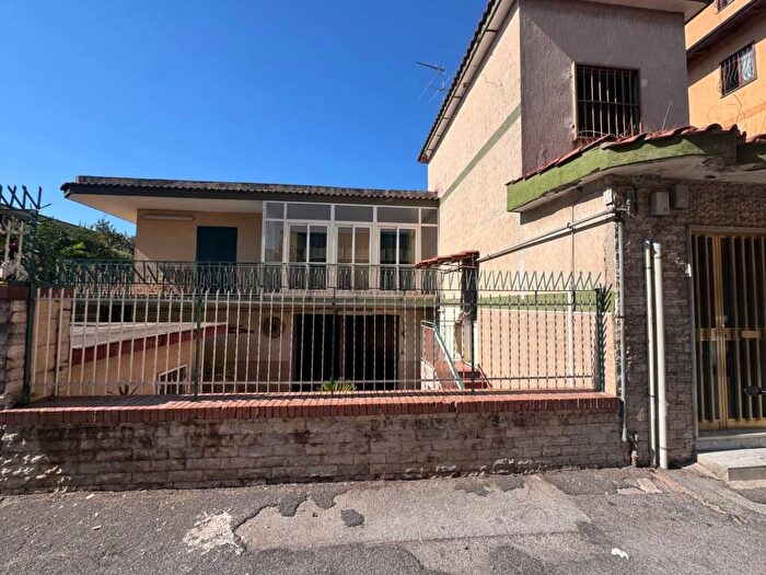 Casa quadrilocale in affitto in Via Giulia Lama, Barra, Napoli