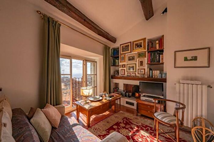 Appartamento con 6 locali in vendita in Via Roma, Cortona