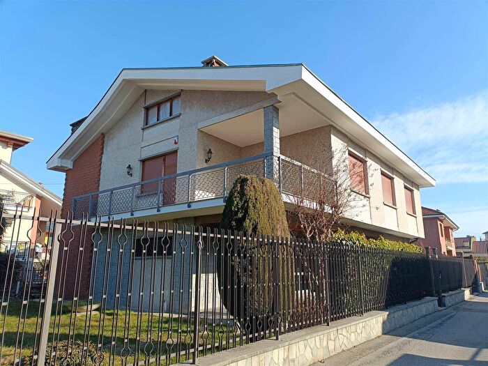 Casa con 11 locali in vendita in Via Bruno Buozzi, Orbassano