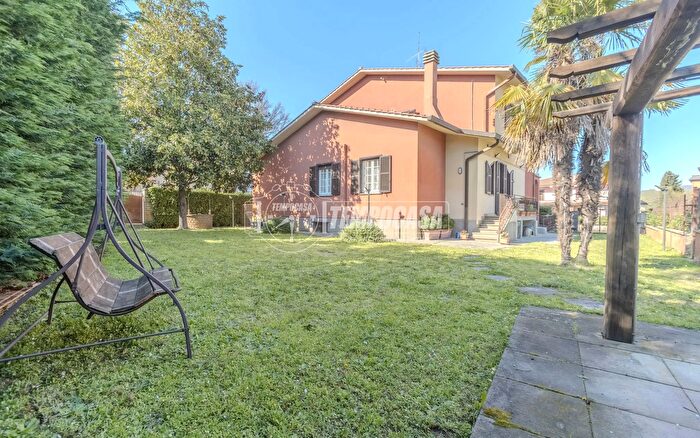 Casa con 8 locali in vendita in Vetralla