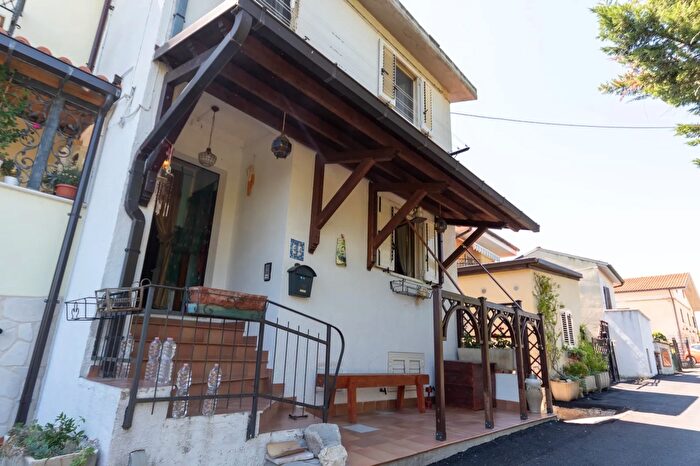 Casa con 6 locali in vendita in Via Tavernola, Alanno