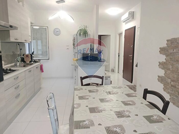 Appartamento trilocale in vendita in Via Calabria, Pavia