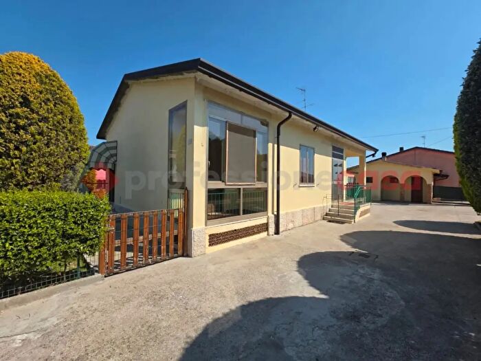 Casa con 6 locali in vendita in Via San Giovanni Bosco, Casaleone