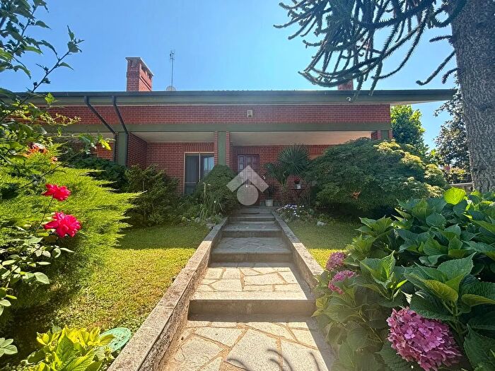 Casa con 8 locali in vendita in Via dei Salici, None