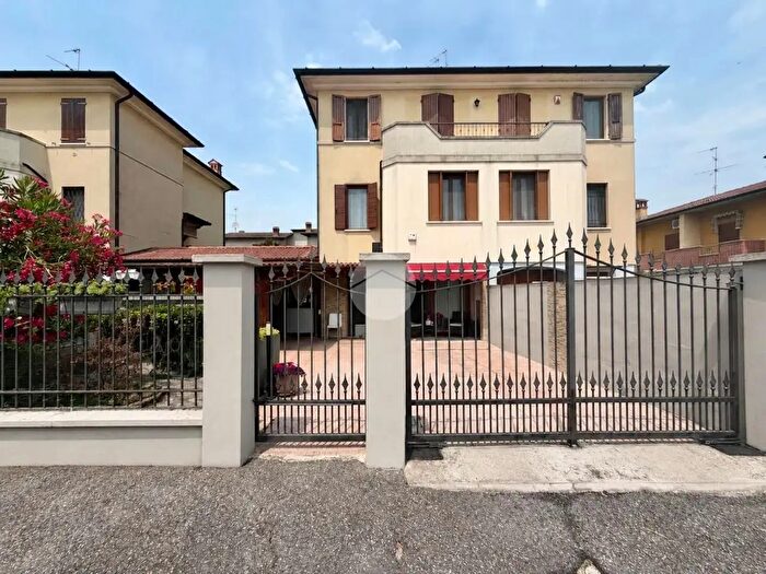 Appartamento trilocale in vendita in Piazza Vittorio Emanuele II, Orzinuovi