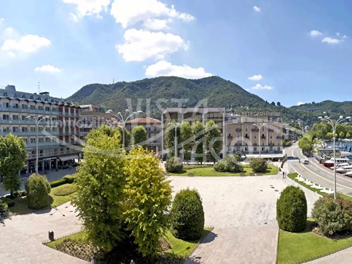 Appartamento quadrilocale in vendita in Piazza Cavour, Como