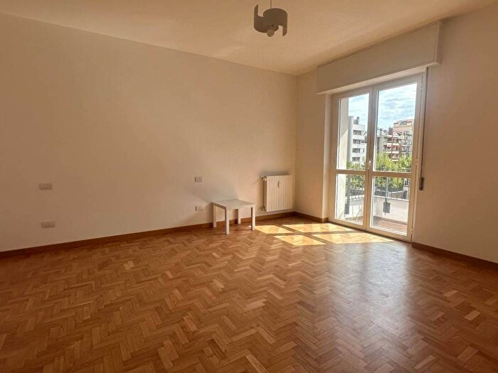 Appartamento trilocale in affitto in Via Andrea Maffei, Montenero, Milano