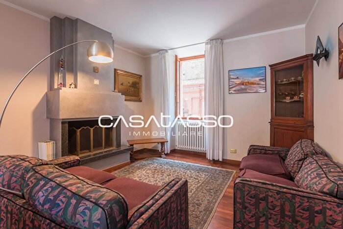 Casa con 10 locali in vendita in Macerata