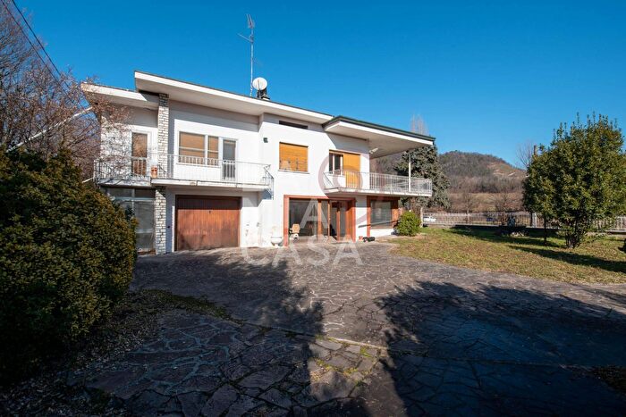 Casa con 9 locali in vendita in Via Castelletto, Follina