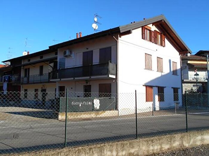 Appartamento trilocale in affitto in Via Giuseppe Mazzini, Bardello con Malgesso e Bregano
