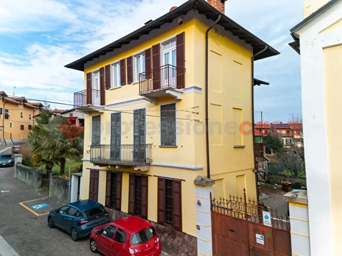 Casa con 9 locali in vendita in Via San Rocco, Paruzzaro