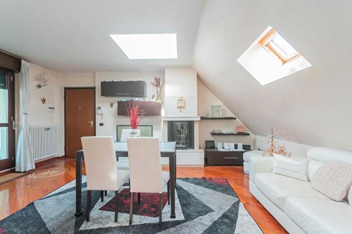 Appartamento con 7 locali in vendita in Via San Rocco, Cesano Maderno