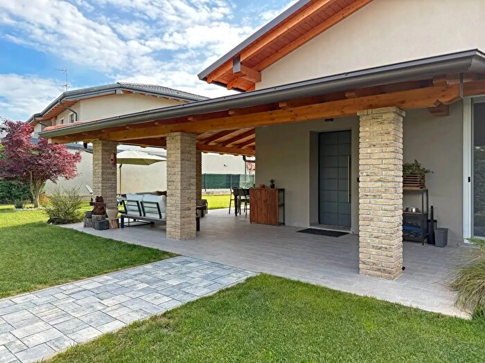 Casa quadrilocale in vendita in Viale Loreto, Oleggio