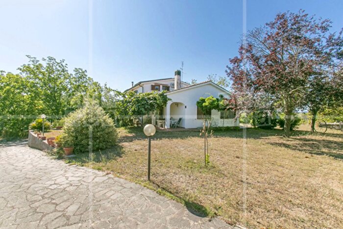 Casa con 8 locali in vendita in Via Francesco Perrella, Roma