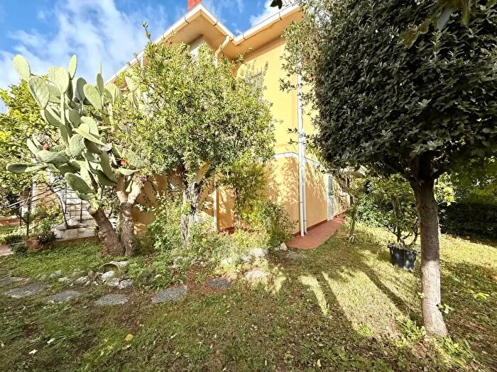 Appartamento con 10 locali in vendita in Via del Tonale, Cecina