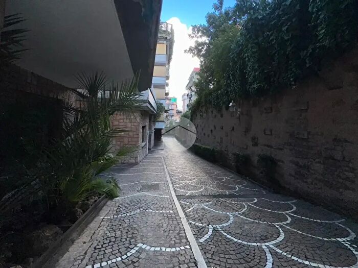 Appartamento con 5 locali in vendita in Via Renato Fucini, Roma