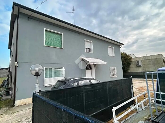 Appartamento con 5 locali in vendita in Via Reale, Alfonsine