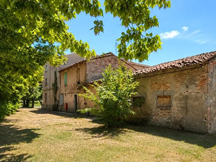 Casa con 8 locali in vendita in Strada Chiesa di Castelnovo, Parma
