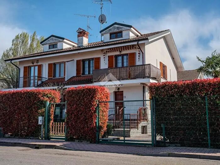 Casa quadrilocale in vendita in Via Niccolò Paganini, Noviglio