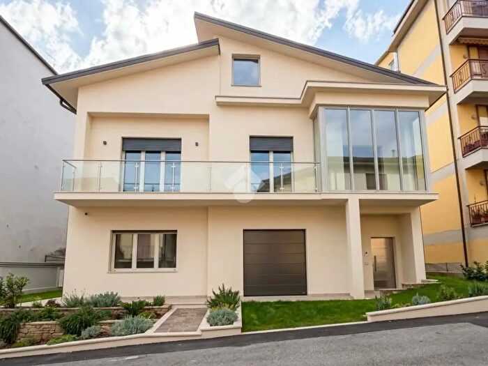 Casa con 10 locali in vendita in Via Chiappelli, Pistoia