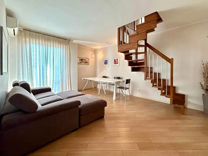 Appartamento con 6 locali in vendita in Via Anita Garibaldi, Prato