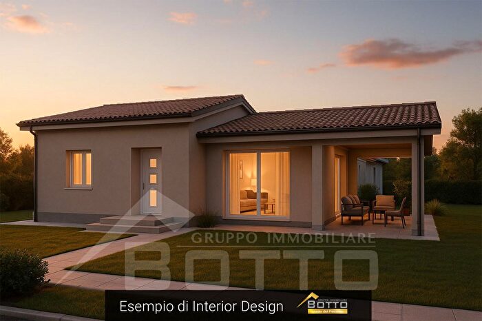 Casa quadrilocale in vendita in Via Giuseppe De Filippi, Varallo Pombia