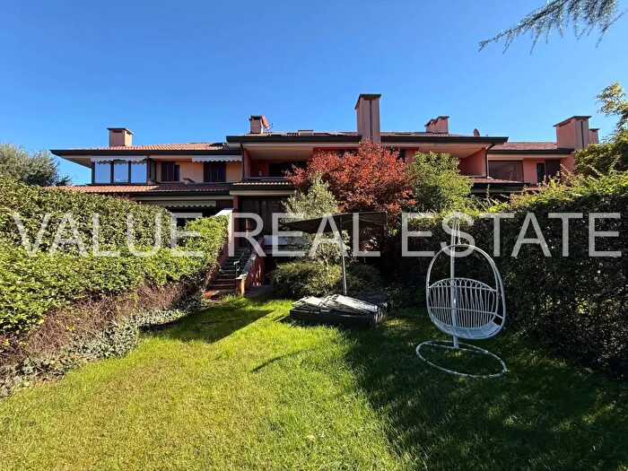 Casa con 5 locali in vendita in Via Ugo Foscolo, Cusago