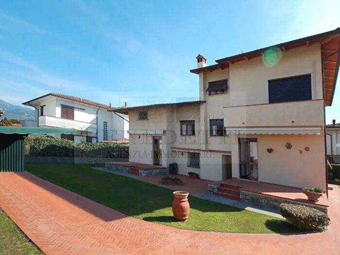 Casa con 14 locali in vendita in Via delle Erbe, Pietrasanta