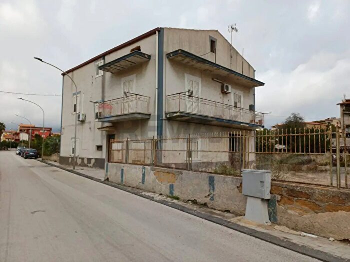 Casa con 13 locali in vendita in Aragona