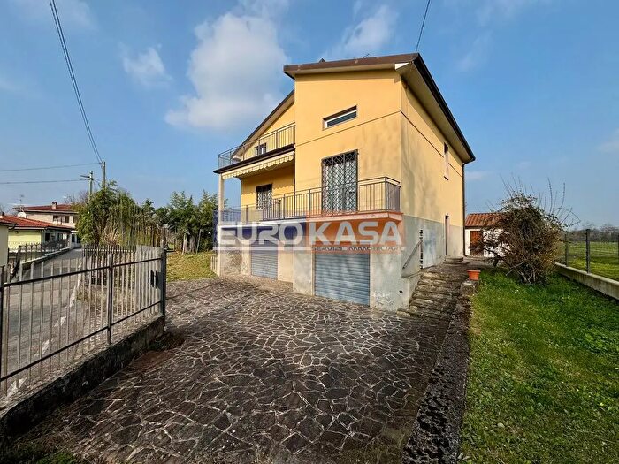 Casa con 6 locali in vendita in Via Vittorio Veneto, Capriate San Gervasio