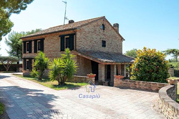 Casa con 6 locali in vendita in Loreto