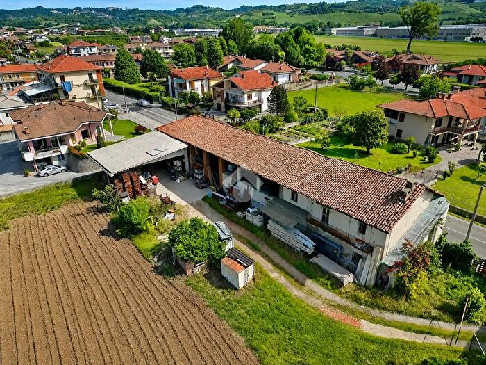 Casa con 6 locali in vendita in Via Luigi Einaudi, Bra