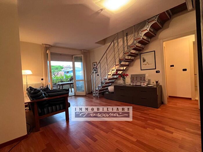 Appartamento con 6 locali in vendita in Viareggio