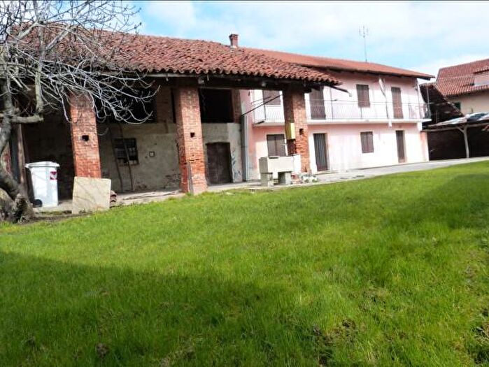 Casa con 6 locali in vendita in Vicolo Camillo Benso di Cavour, Salmour