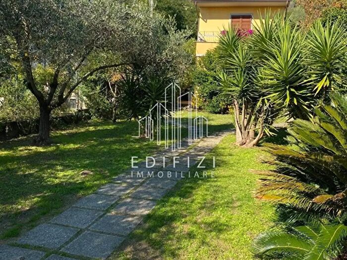 Casa con 7 locali in vendita in Massa