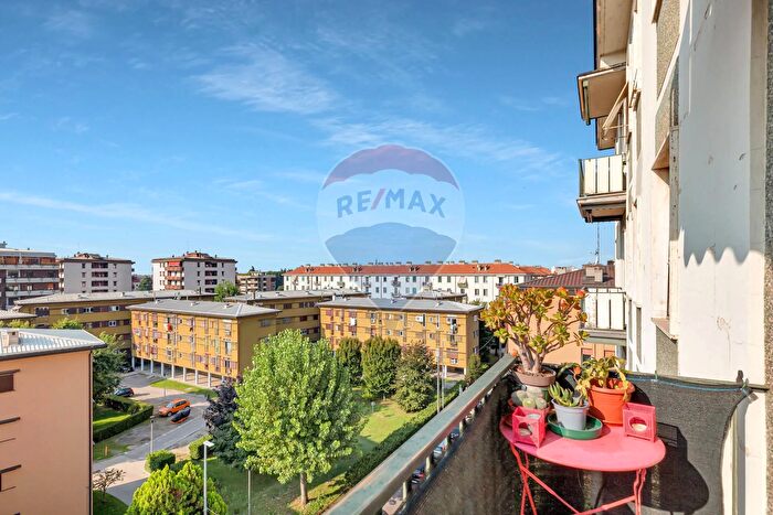 Appartamento quadrilocale in vendita in Via Carlo Rota, Monza