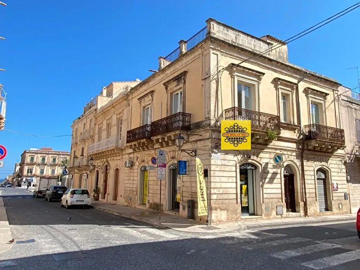 Casa con 5 locali in affitto in Via Milano, Avola