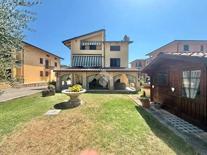 Appartamento quadrilocale in vendita in Via Don Mariano Dionigi, Assisi